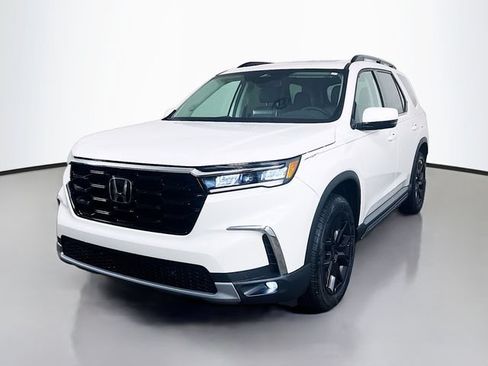 Certified 2025 Honda Pilot Touring image 5
