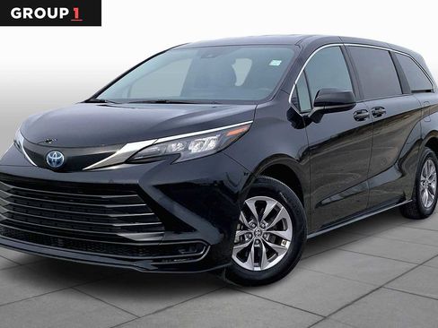 Used 2025 Toyota Sienna LE image 1