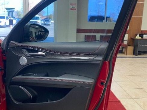 Used 2023 Alfa Romeo Stelvio Estrema image 15