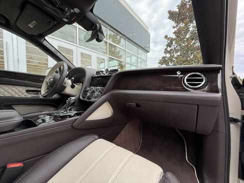 Used 2021 Bentley Bentayga image 9