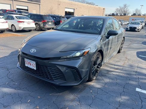 Used 2025 Toyota Camry SE image 1