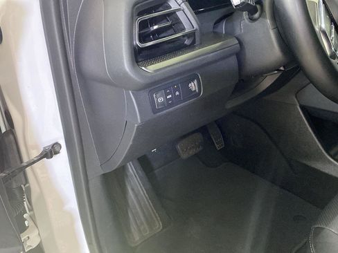 Used 2025 Chevrolet Traverse LT FWD image 12