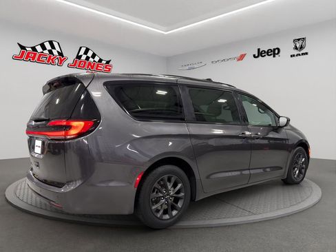 Used 2021 Chrysler Pacifica Touring w/ S Appearance Package image 11