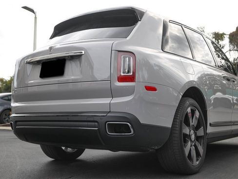 Used 2022 Rolls-Royce Cullinan w/ Dark Exterior Package image 15