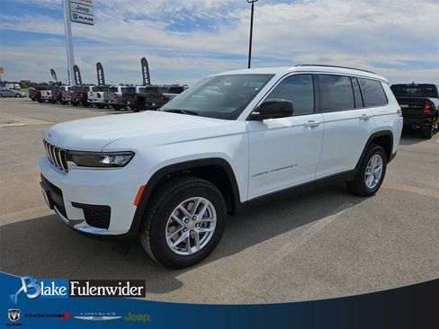 New 2025 Jeep Grand Cherokee L Laredo image 1