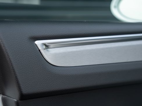 Certified 2026 Porsche Macan AWD/4WD image 17