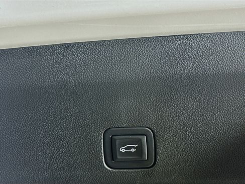 Used 2024 GMC Yukon SLT image 32