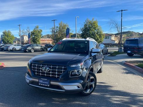 Used 2021 Hyundai Venue image 4
