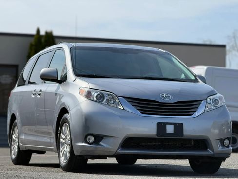 Used 2012 Toyota Sienna XLE FWD image 2