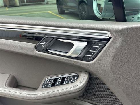 Used 2022 Porsche Macan image 18