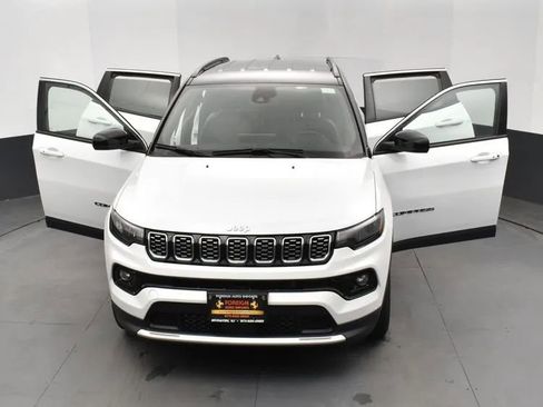 Used 2025 Jeep Compass Limited image 10