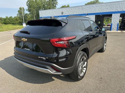 Used 2025 Chevrolet Trax LT FWD image 9