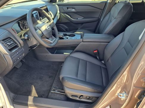 Used 2025 Nissan Rogue SV w/ SV Premium Package image 19