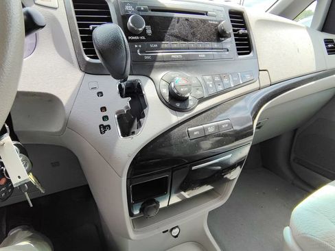 Used 2014 Toyota Sienna LE AWD/4WD image 18