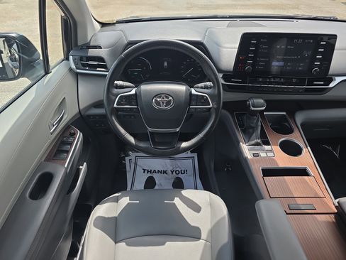 Used 2024 Toyota Sienna XLE FWD image 17