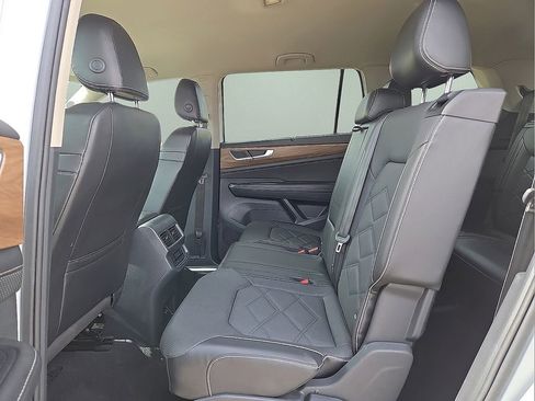 Used 2024 Volkswagen Atlas SE image 16