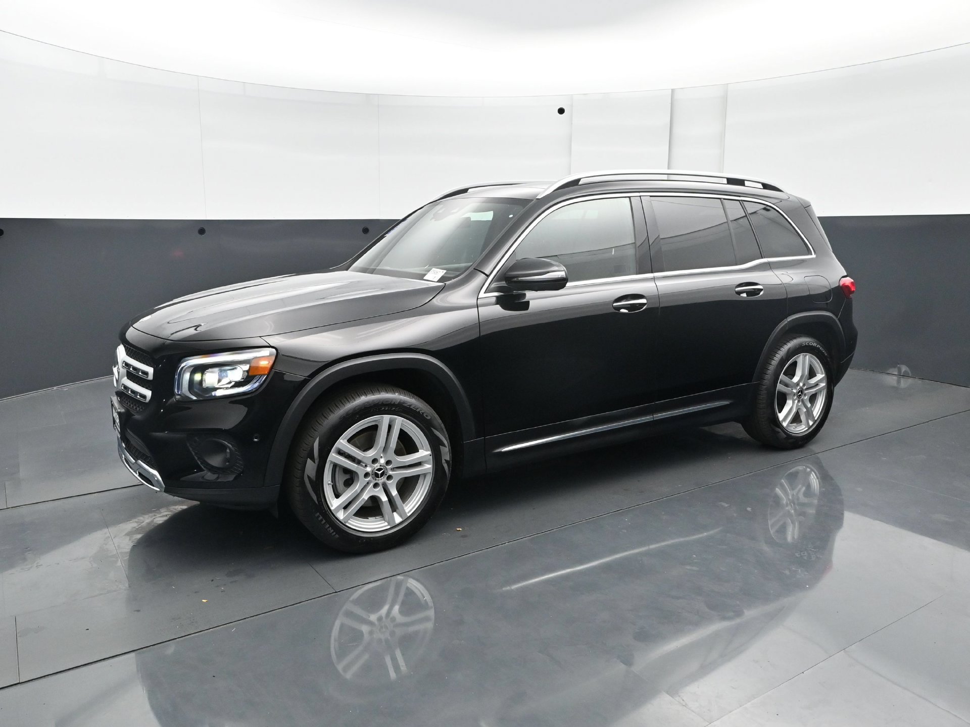 Used 2023 Mercedes-Benz GLB 250 4MATIC image 2