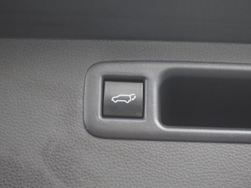 Used 2024 Toyota Highlander LE AWD/4WD image 13
