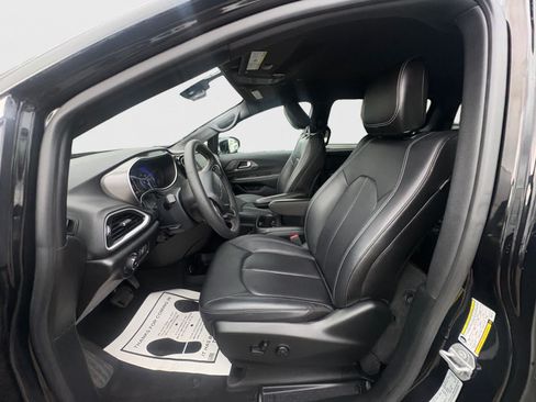 Used 2025 Chrysler Pacifica Select FWD image 10