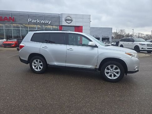 Used 2012 Toyota Highlander SE w/ Tow Pkg image 8