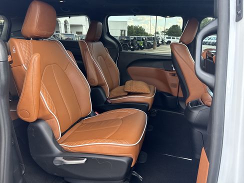 Used 2024 Chrysler Pacifica Pinnacle FWD image 15