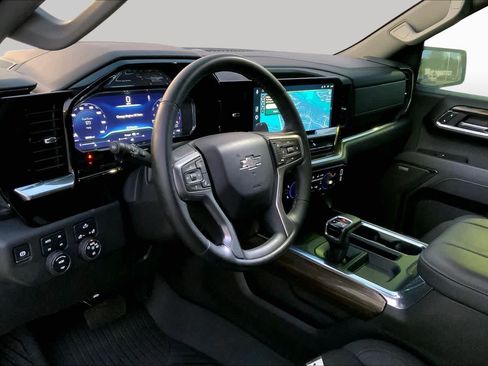 Used 2025 Chevrolet Silverado 1500 LT Trail Boss w/ Convenience Package II AWD/4WD image 15
