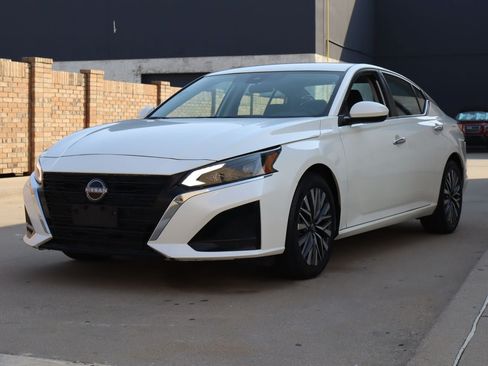 Used 2023 Nissan Altima 2.5 SV FWD image 2