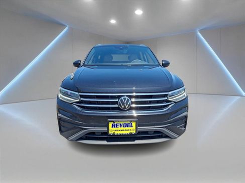 Used 2024 Volkswagen Tiguan SE w/ Panoramic Sunroof Package AWD/4WD image 2