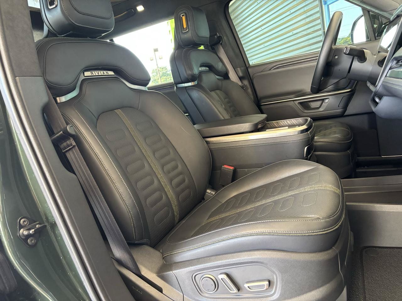 Used 2025 Rivian R1S Adventure Dual AWD/4WD image 23