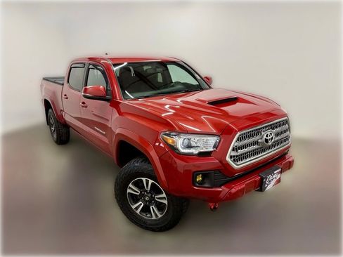 Used 2017 Toyota Tacoma TRD Sport image 1