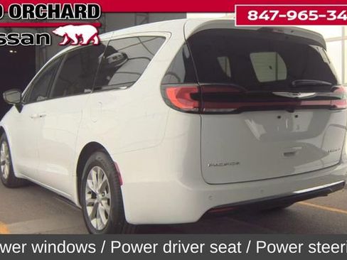 Used 2026 Chrysler Pacifica Limited image 5
