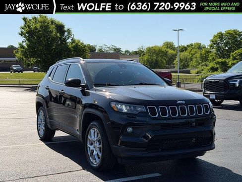 Used 2023 Jeep Compass Latitude w/ Sun and Sound Group AWD/4WD image 1