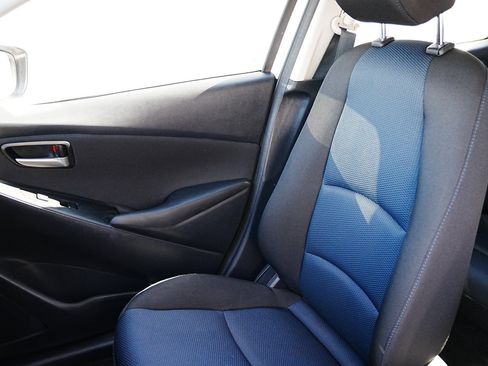 Used 2020 Toyota Yaris LE image 11