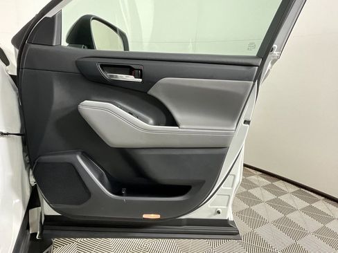 Used 2021 Toyota Highlander XLE image 21