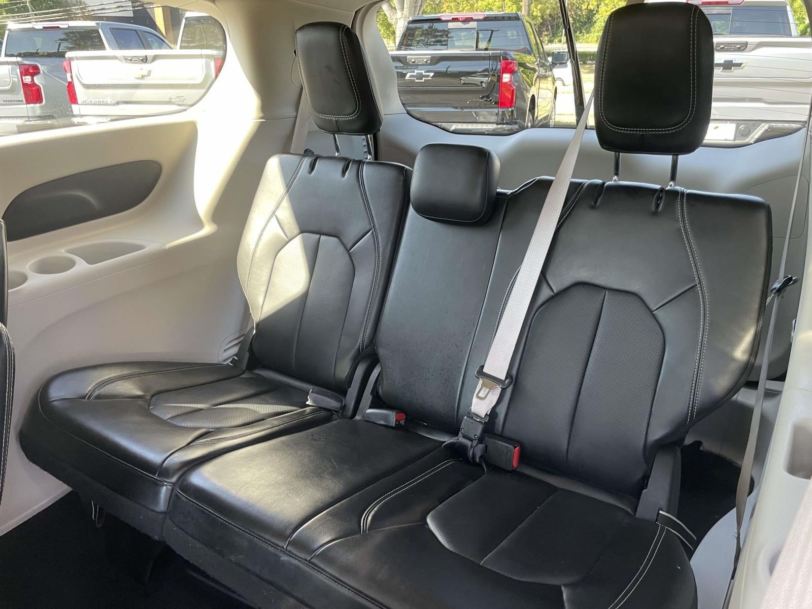 Used 2024 Chrysler Pacifica Touring-L FWD image 11