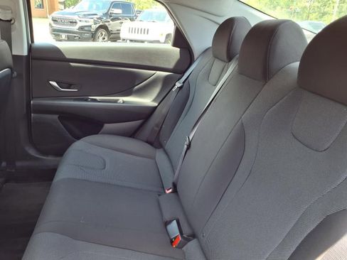 Used 2025 Hyundai Elantra SE image 15