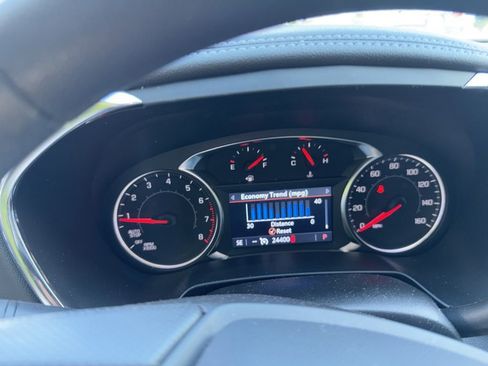 Used 2025 Chevrolet Blazer LT FWD image 2