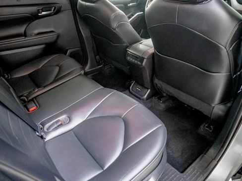 Used 2021 Toyota Highlander XLE image 35