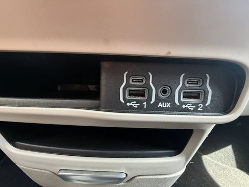 Used 2024 Chrysler Pacifica Touring-L FWD image 33