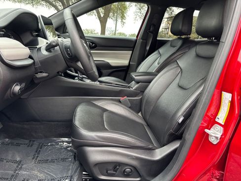 Used 2025 Jeep Compass Limited image 21