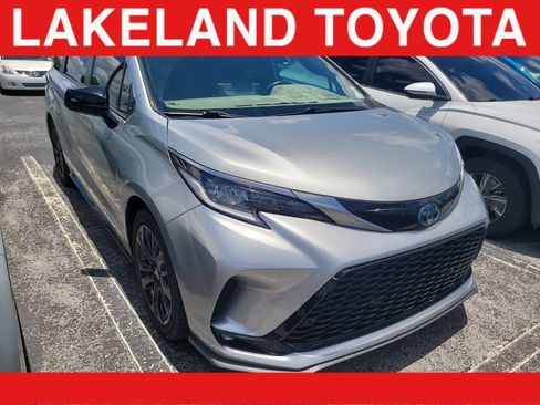 Used 2023 Toyota Sienna XSE FWD image 1