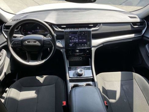 Used 2023 Jeep Grand Cherokee Laredo AWD/4WD image 7