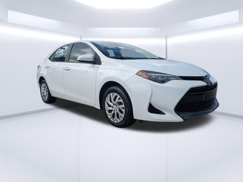 Used 2018 Toyota Corolla LE FWD image 1