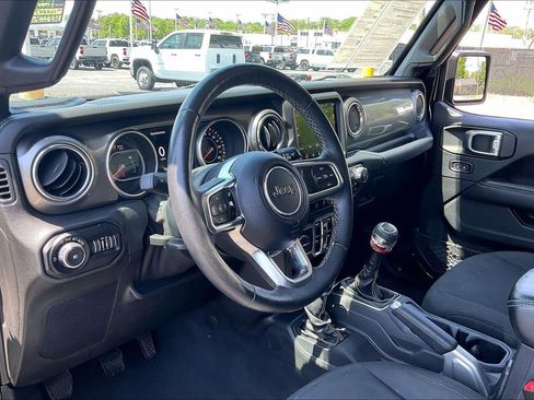 Used 2018 Jeep Wrangler Unlimited Sahara w/ Uconnect 4C Nav & Sound Group AWD/4WD image 15