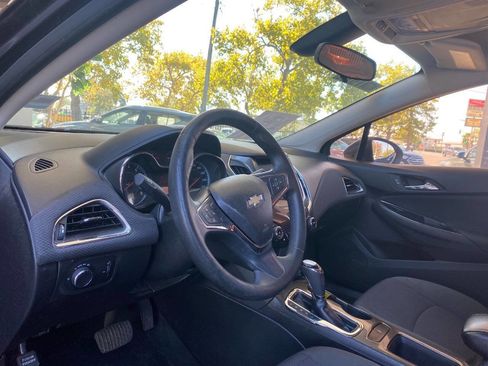 Used 2017 Chevrolet Cruze LT w/ Convenience Package image 11