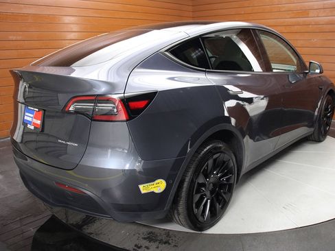 Used 2022 Tesla Model Y Long Range AWD/4WD image 18