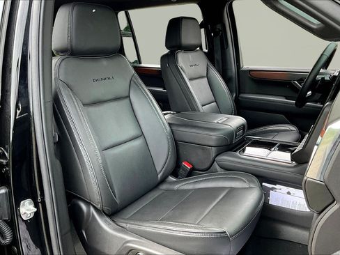 Used 2025 GMC Yukon XL Denali AWD/4WD image 28