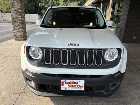 Used 2017 Jeep Renegade Latitude AWD/4WD image 3