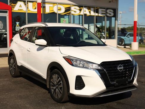 Used 2024 Nissan Kicks SV FWD image 3