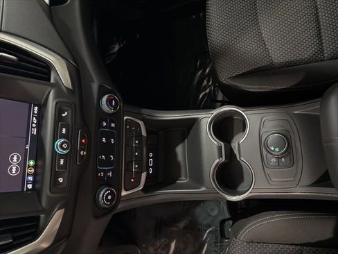 Used 2024 GMC Terrain SLE image 16